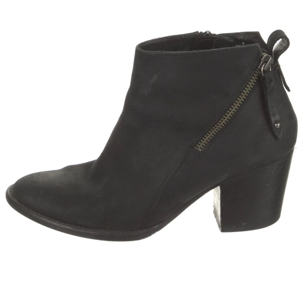 BLONDO BLACK NUBUCK SUEDE ASYMMETRICAL ZIPPER HEELED ANKLE BOOTIES SIZE 9